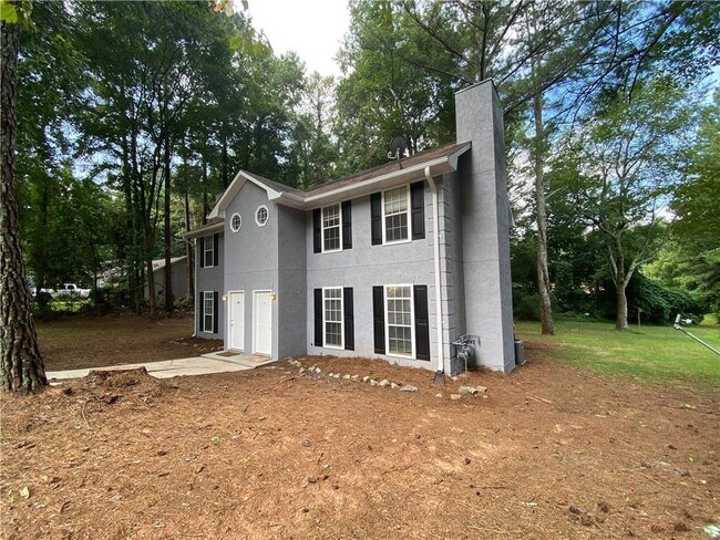 Building Photo - 2012 Oakwood Dr