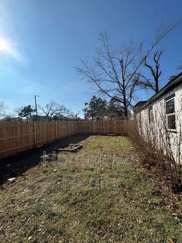 Building Photo - 1103 N Louisa Ave