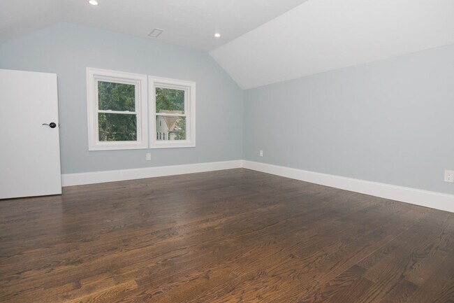 Building Photo - No Brokers Fee. InUnit Washer/Dryer, centr...
