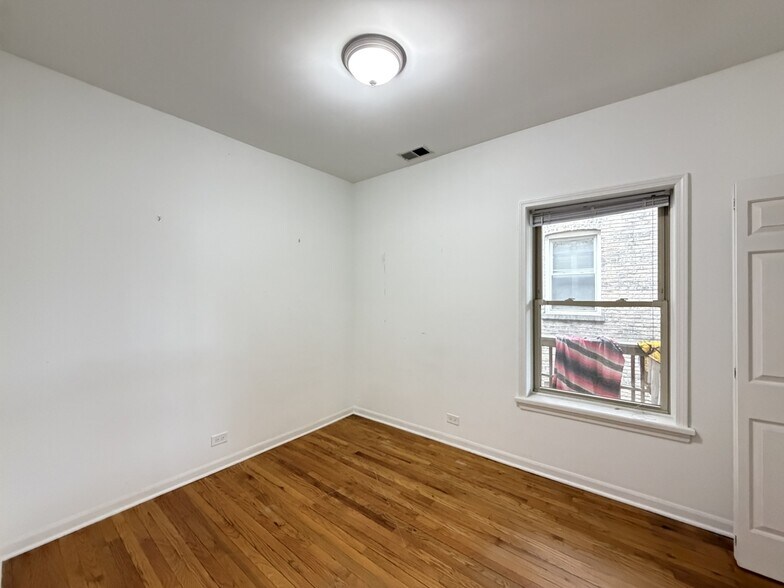 Building Photo - 5817 N Ridge Ave