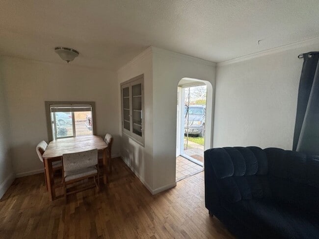 Building Photo - 4 BEDROOM HOME INCLUDES SEPARATE GUEST QUARTERS -FURNISHED OR UNFURNISHED- TONS OF PARKING