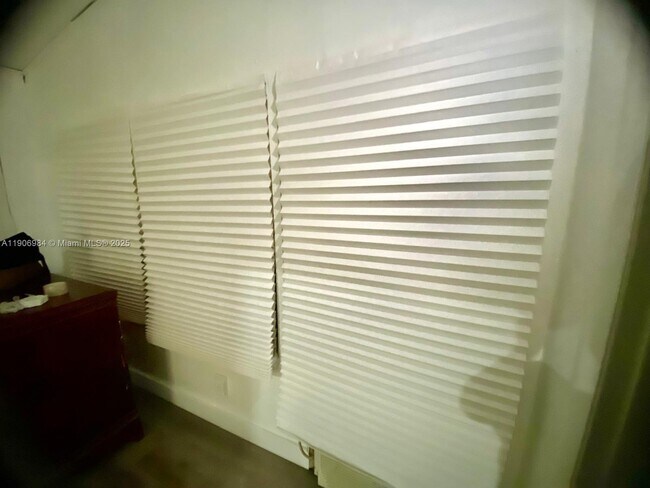 Building Photo - 413 NE 8th St