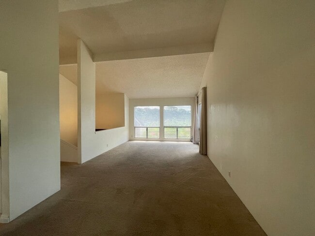 Building Photo - Desirable Newtown Home