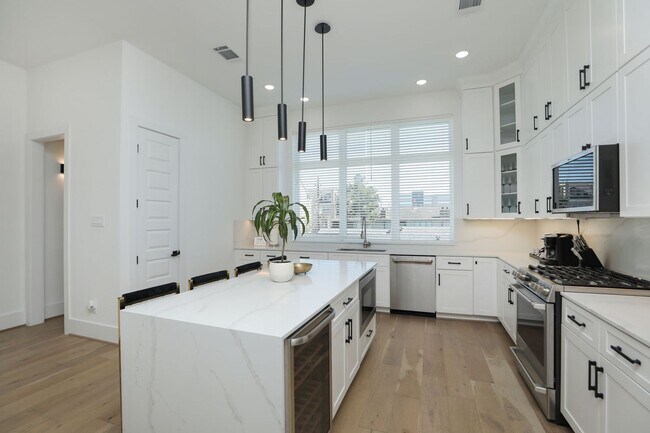 Building Photo - For Lease | 3 Bed, 3.5 Bath | 2,610 Sq Ft | Westheimer Estates |