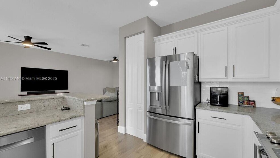 Building Photo - 9595 Town Parc Cir N
