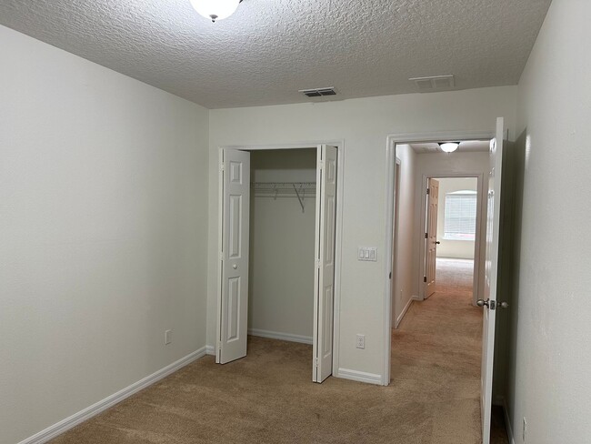 Building Photo - 3 Bedroom, 2.5 Bath Townhome in Gated Sanford Community – Pet Friendly