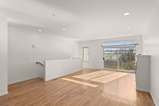Building Photo - North Portland Recently Renovated Condo