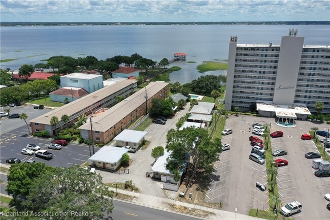 Building Photo - 2121 Lakeview Dr