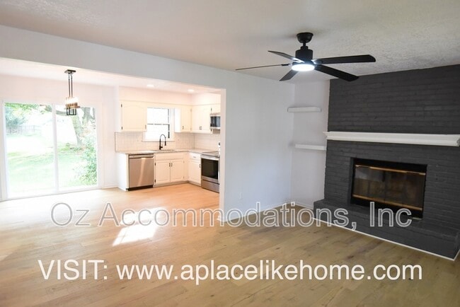 Building Photo - 14121 S Cottonwood Dr