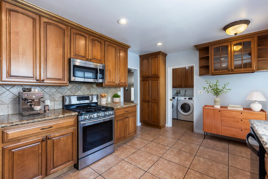Kitchen - 4912 Strohm Ave