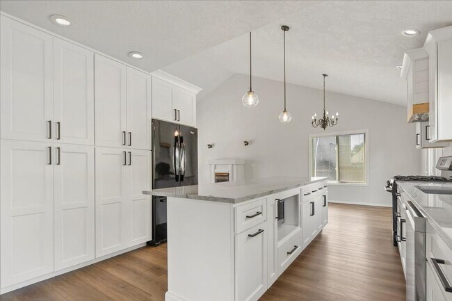 Building Photo - Newly Remodeled 3Bed/3Bath Home In Cut-De-...