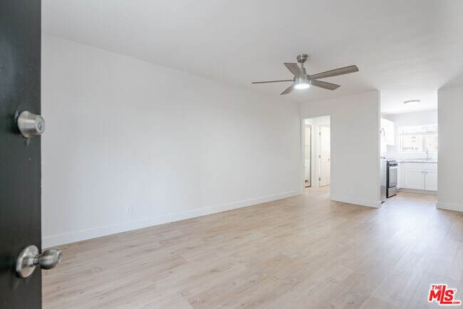 Building Photo - 845 S Kenmore Ave