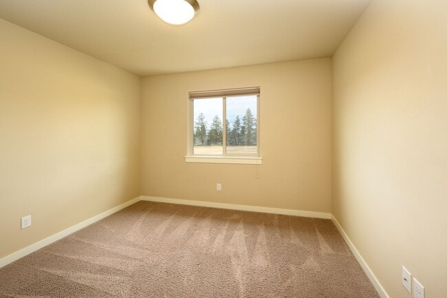 Building Photo - New listing!  Modern, A/C, Washer & Dryer included!