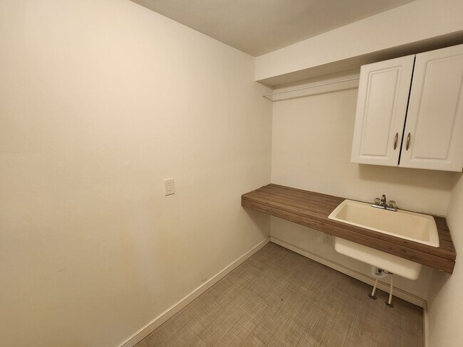 Building Photo - Large 3 bedroom home!