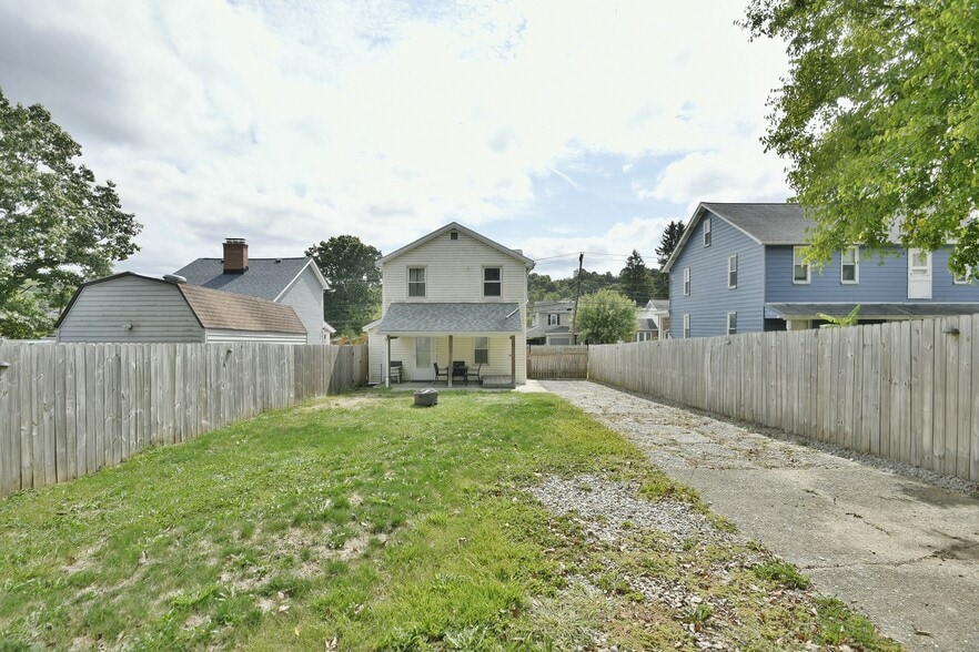 Building Photo - 3701 Finleyville Elrama Rd