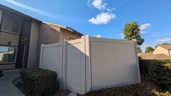 Building Photo - Cute two bedroom condo