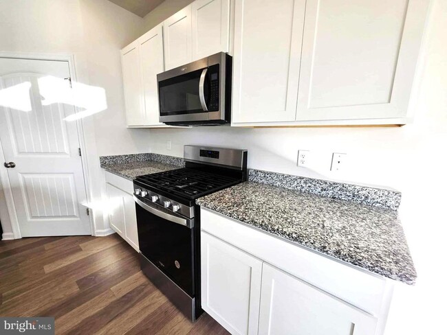 Building Photo - 374 Robbins Farm Rd