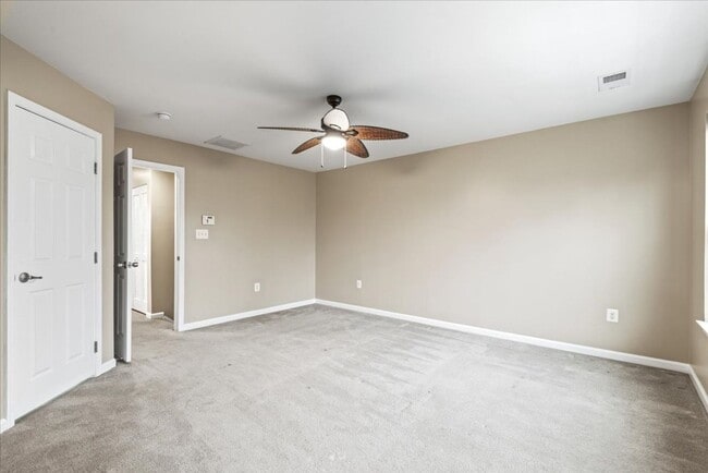 Building Photo - Charming 3-Level Townhome