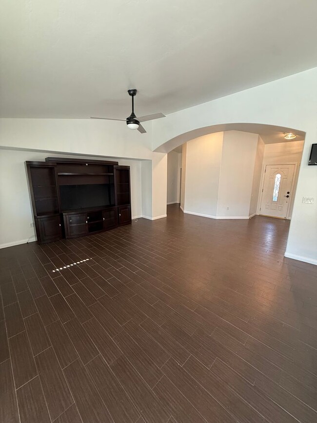 Building Photo - Spacious 4 bed 2 Bath in Desirable NW Bakersfield