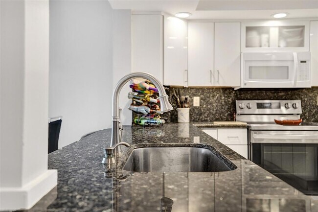 Building Photo - 1150 Hillsboro Mile Unit 1016