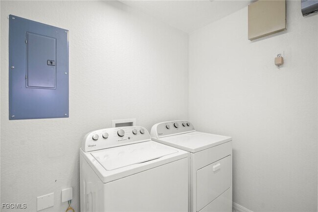 Building Photo - 9220 Belleza Way