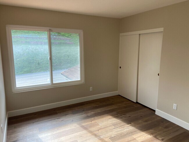 Building Photo - Updated 5 Bed, 3 Bath in Lomas Santa Fe Hi...