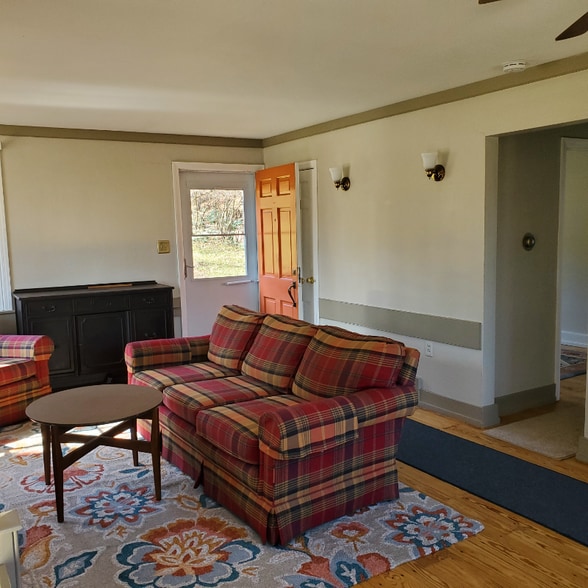 Building Photo - 1098 Creek Rd