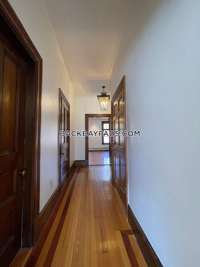 Building Photo - 370 Marlborough St