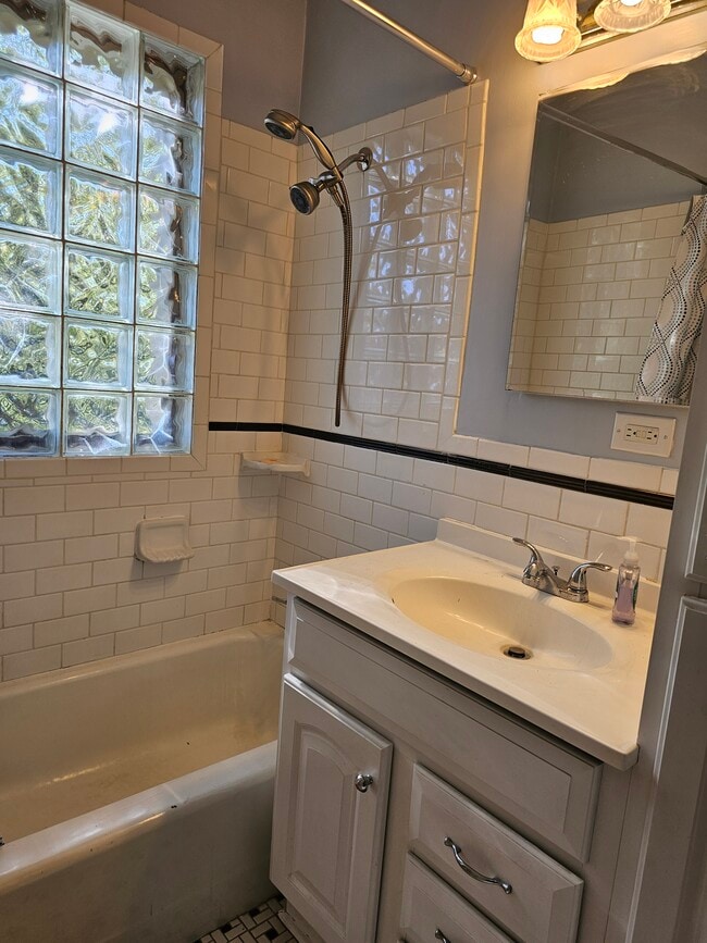 Building Photo - 920 N Church St