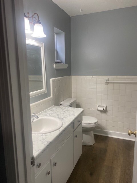 Master bathroom - 1965 Flowers Dr