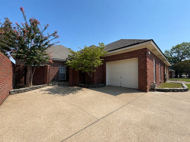 Building Photo - 6121 Bell Rd Manor