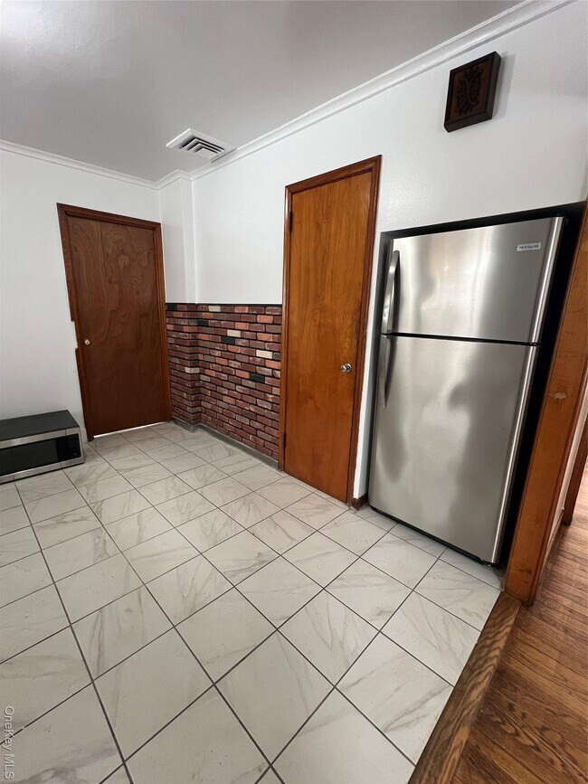 Building Photo - 92 Fir St