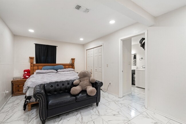 Building Photo - 504 Ave V