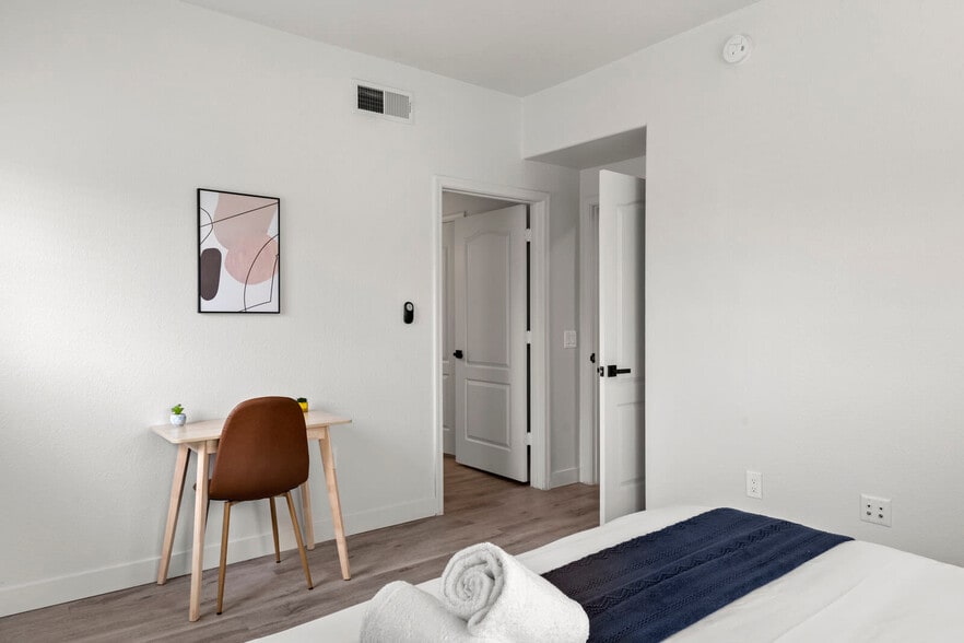 Building Photo - 875 W Pecos Rd