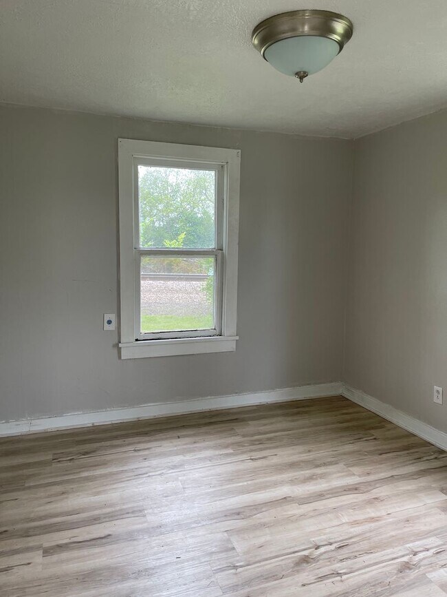 Building Photo - 3 Bed 1 Bath - Exeter
