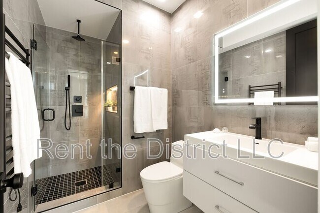 Building Photo - 1365 Perry Pl NW