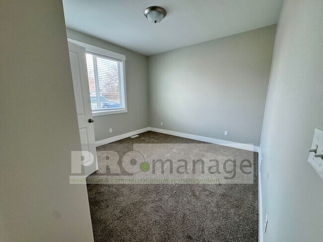 Building Photo - Near New - 2 Bed, 1 Bath Apartment