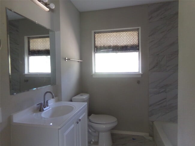 Building Photo - 414 Gardenia St