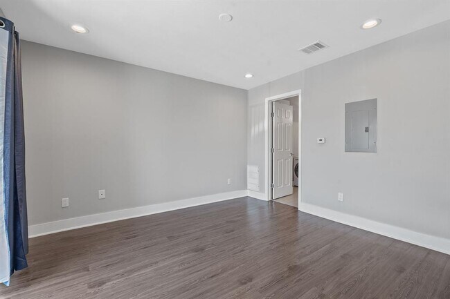 Building Photo - 935 La Posada Dr