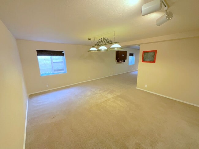 Building Photo - 5 Bedroom Home Available Near Rangewood Dr & Vickers Dr!