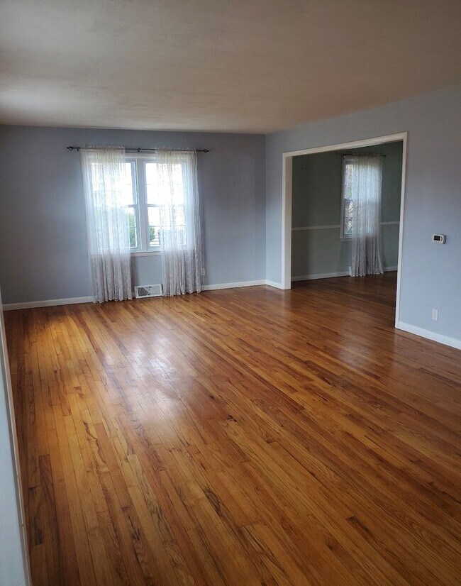 Building Photo - Single Family 3 Bedroom 1.5 Bath