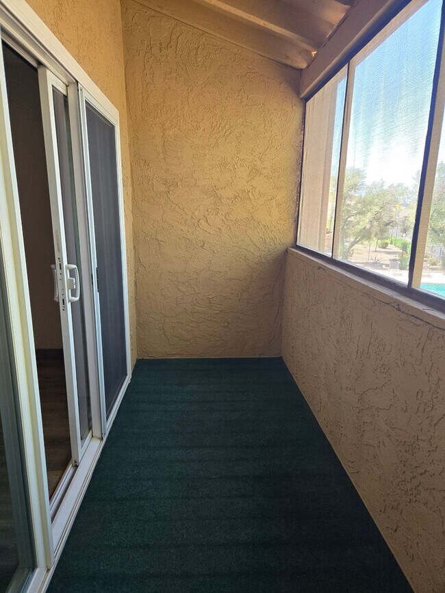 Building Photo - Beautiful two story, 3 bed, 1 full bath, 2...