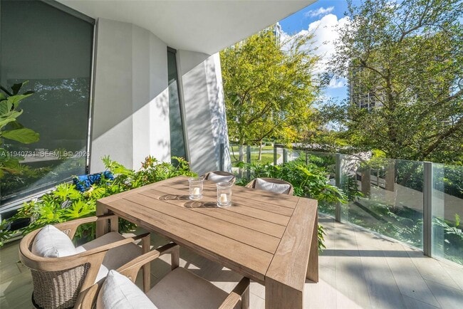 Building Photo - 2831 S Bayshore Dr