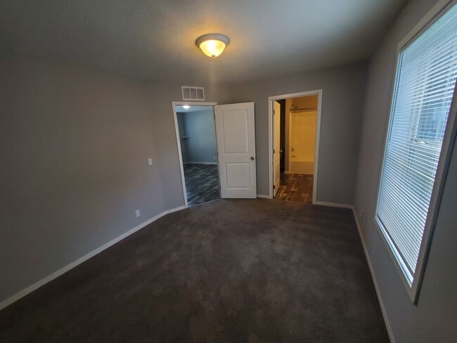 Building Photo - 11 Cardinal Hill Dr