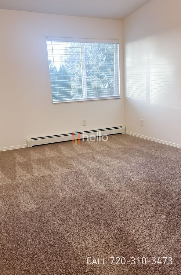 Building Photo - 3751 E La Salle St