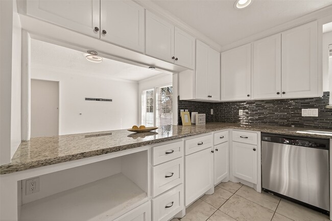 Building Photo - 11414 Meadow Lake Dr