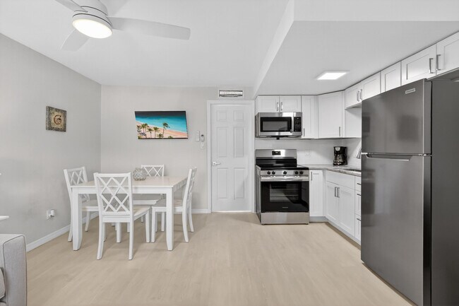 Building Photo - 2305 Tamarind Dr