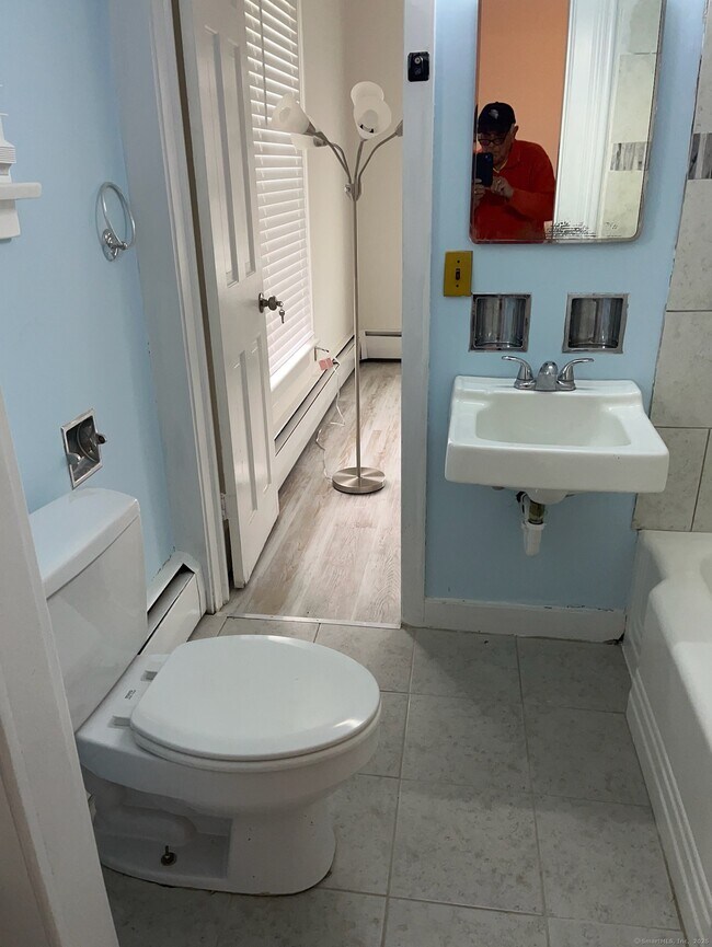 Building Photo - 568 Danbury Rd