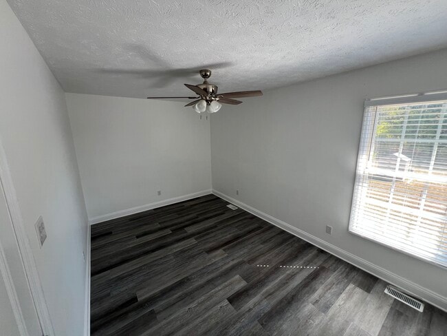 Building Photo - 48 Fox Run Ln