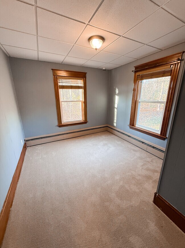 Building Photo - 584 Pleasant St